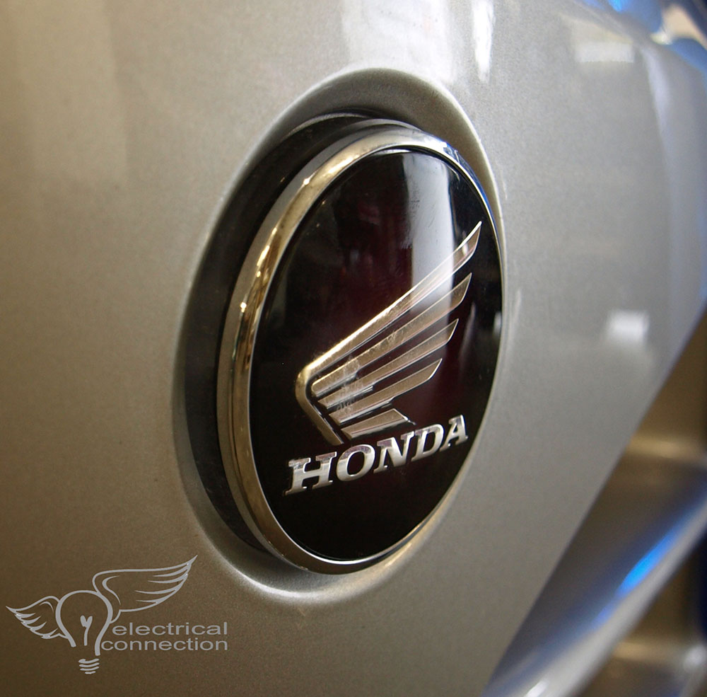 OEM Genuine Honda Right Side Cover Emblem 98 99 00 GL1500 Goldwing  83605-MAM-A82 | eBay